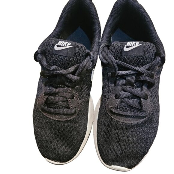 Nike Tanjun sneakers casual shoes boys shoes size 4 Youth - Picture 2 of 8